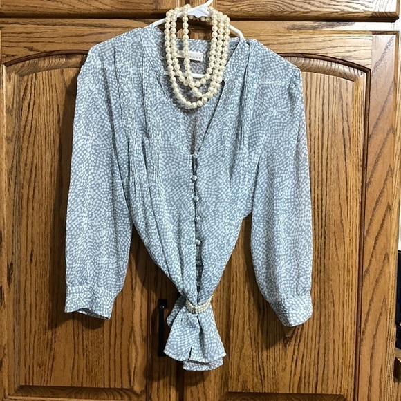 Elegant Kenar pleated button up blouse, subtle geometric pattern. Size Large - Picture 2 of 9